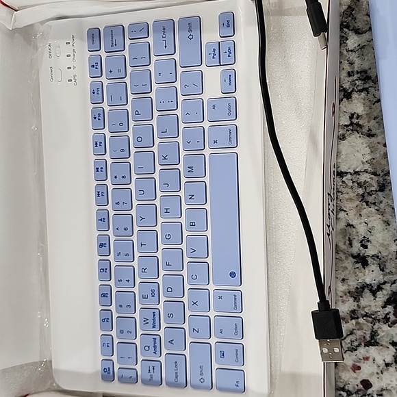 Wireless Keyboard And Case For iPad  10.9" / iPad 10th Gen. Periwinkle Blue. - Picture 2 of 6